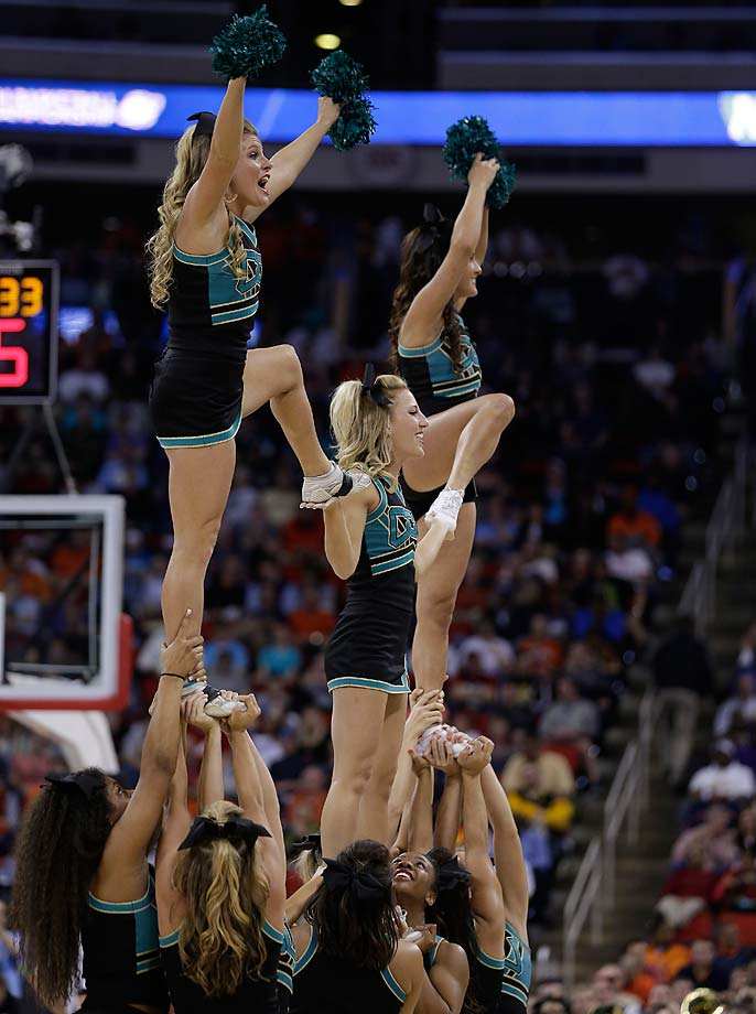 Coastal-Carolina-cheerleader.jpg